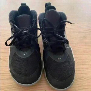 Nike Boys Team Hustle Black Basketball Sneakers 5.5Y